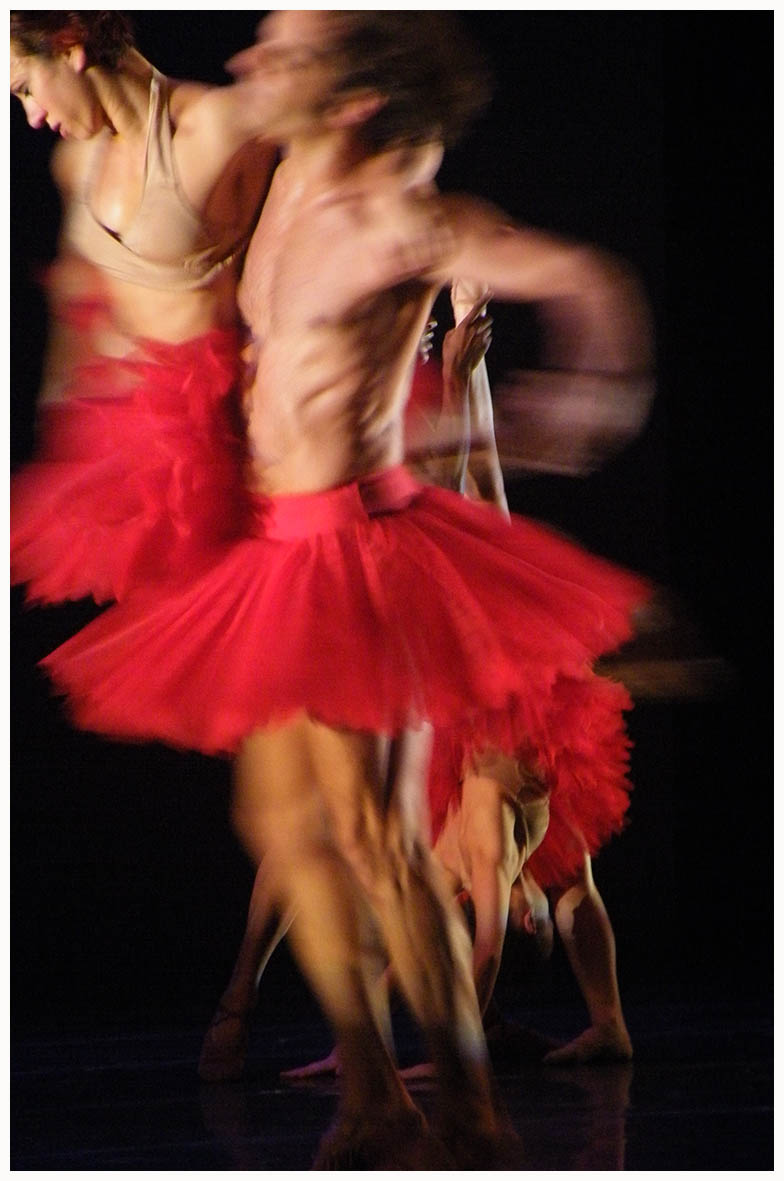 Cisne Negro por la Cía. de Danza de Brasil con la Orquesta Filarmónica de Montevideo